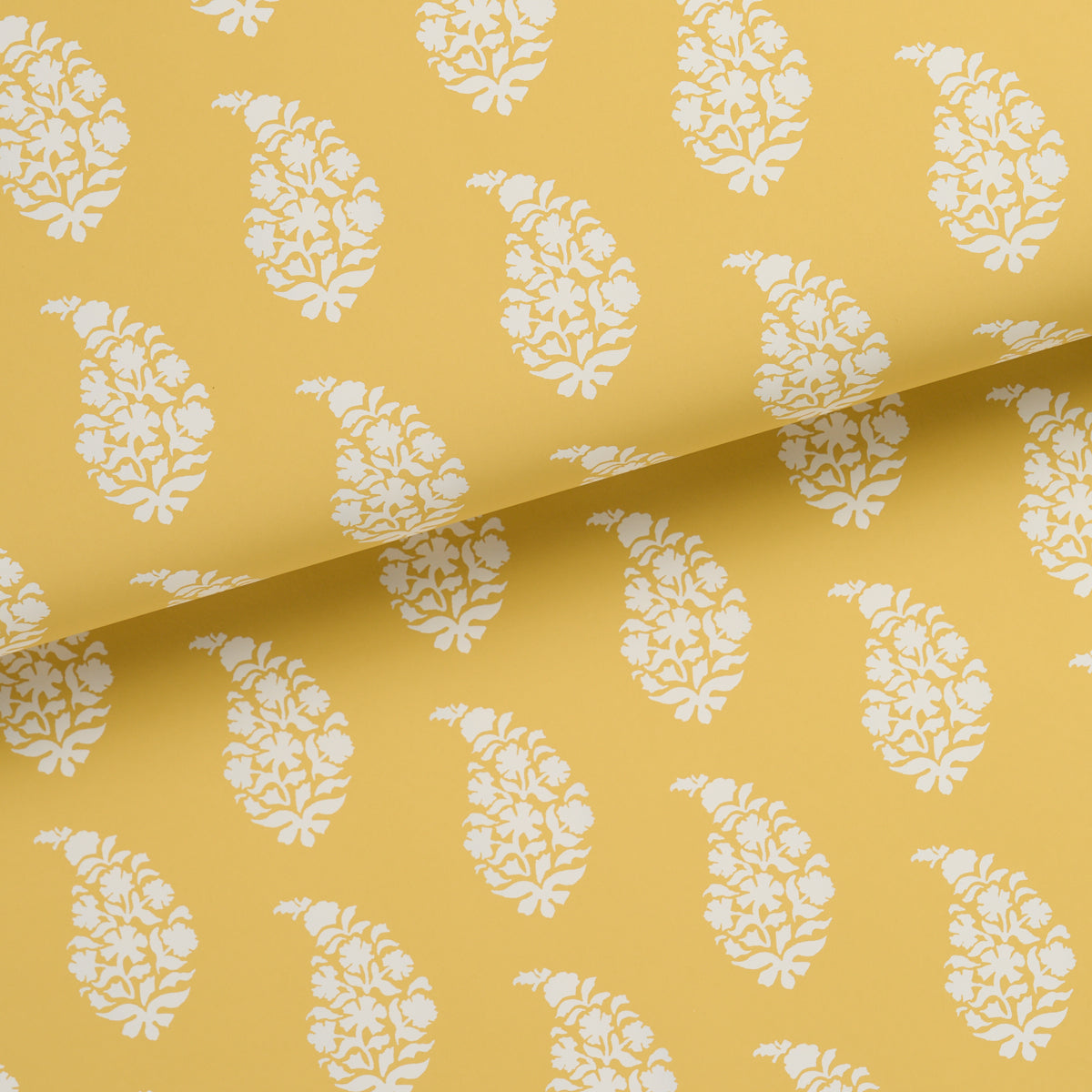 Schumacher Kaia Paisley wallpaper in Yellow, 5018492 — view 4 - Schumacher Wallpaper