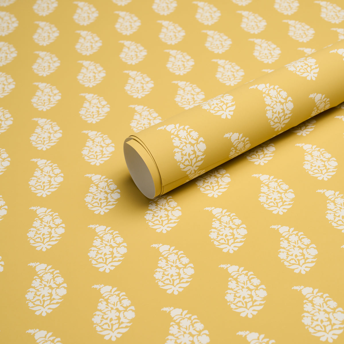 Schumacher Kaia Paisley wallpaper in Yellow, 5018492 — view 5 - Schumacher Wallpaper
