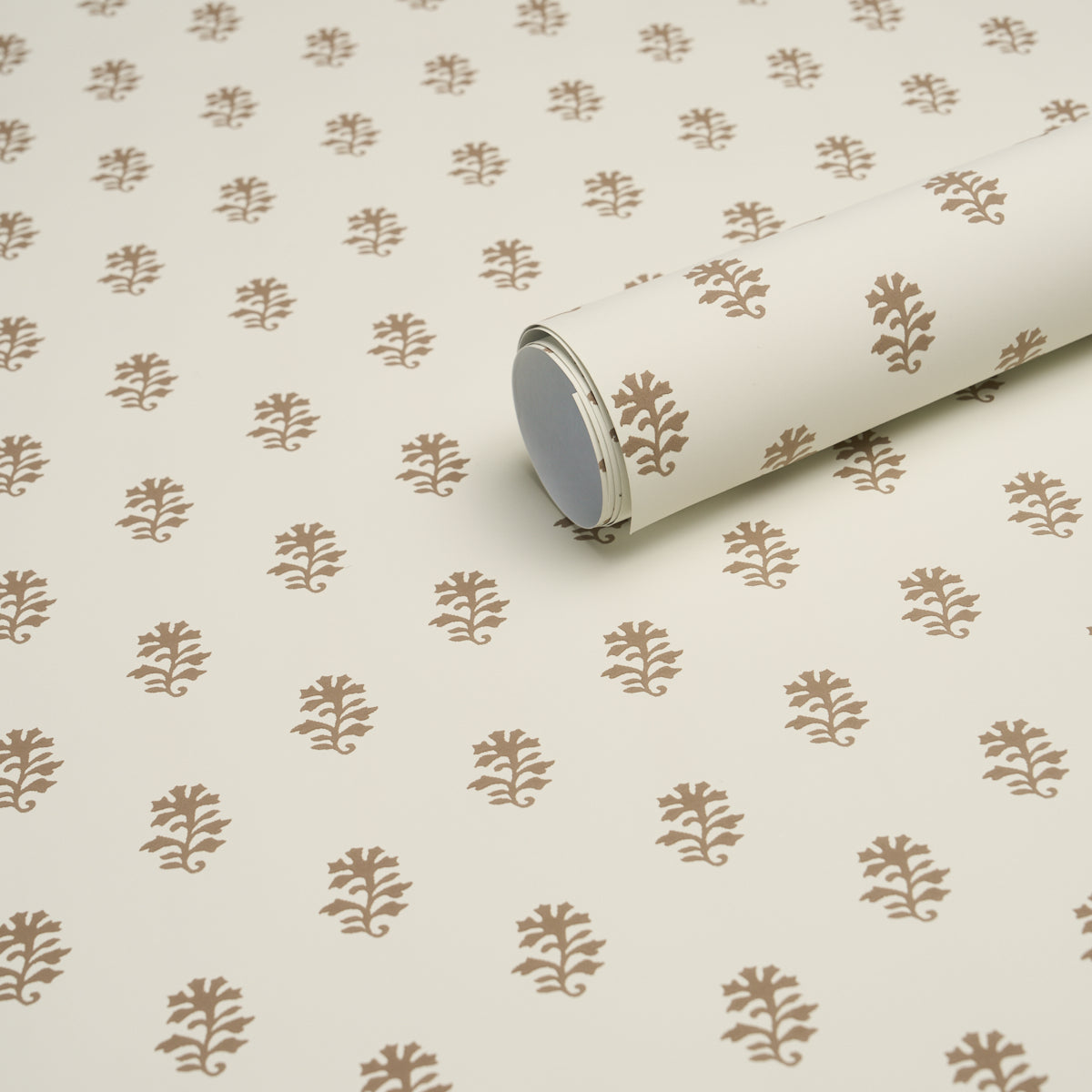Schumacher Iksha wallpaper in Chestnut, 5018500 — view 5 - Schumacher Wallpaper