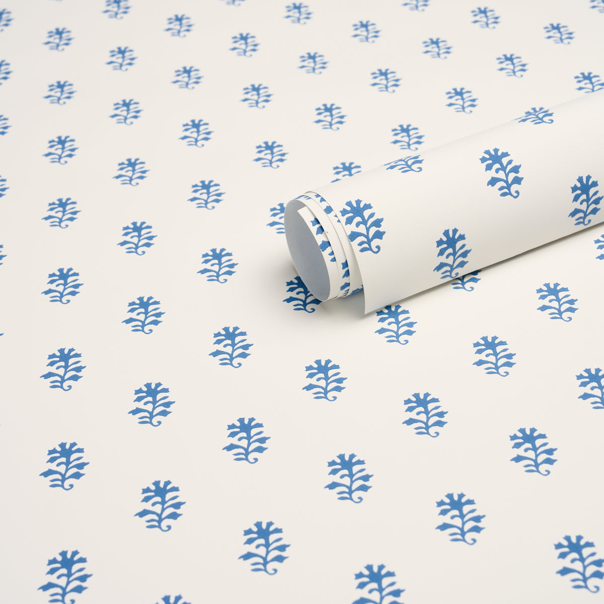 Schumacher Iksha wallpaper in Indigo, 5018502 — view 5 - Schumacher Wallpaper