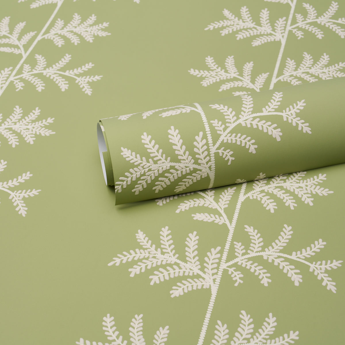 Schumacher Eloise wallpaper in Leaf, 5018640 — view 4 - Schumacher Wallpaper