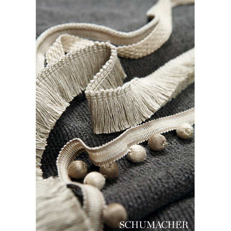 MADELEINE-BOBBLE-FRINGE-GREIGE-SCHUMACHER-65550 - Schumacher Recortar