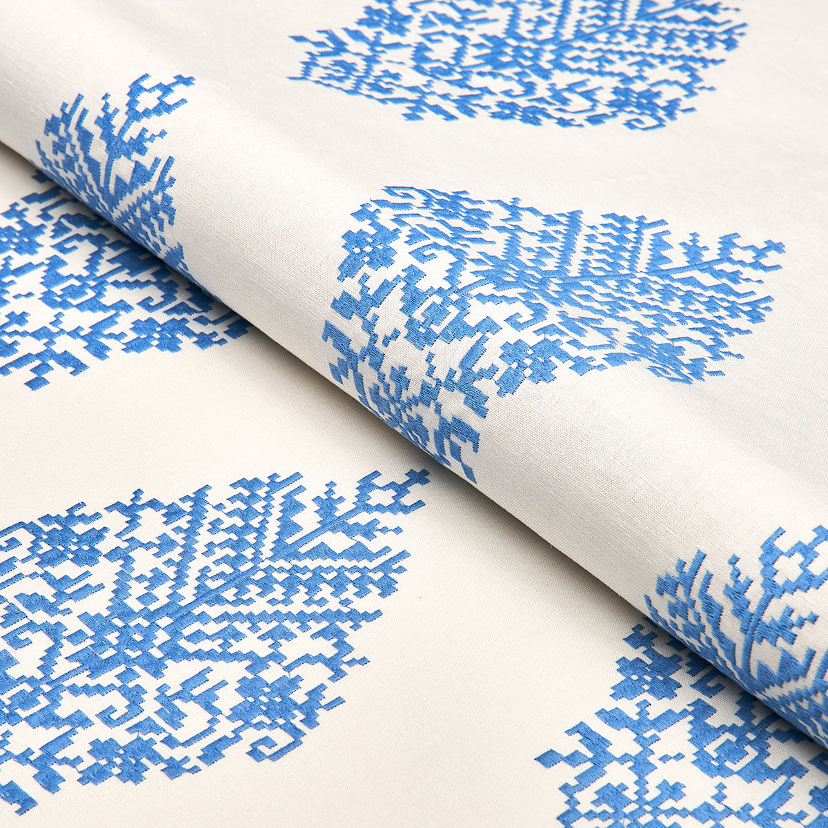 ZINDA-EMBROIDERY-BLUE-ON-IVORY-SCHUMACHER-70225 - Schumacher Tela