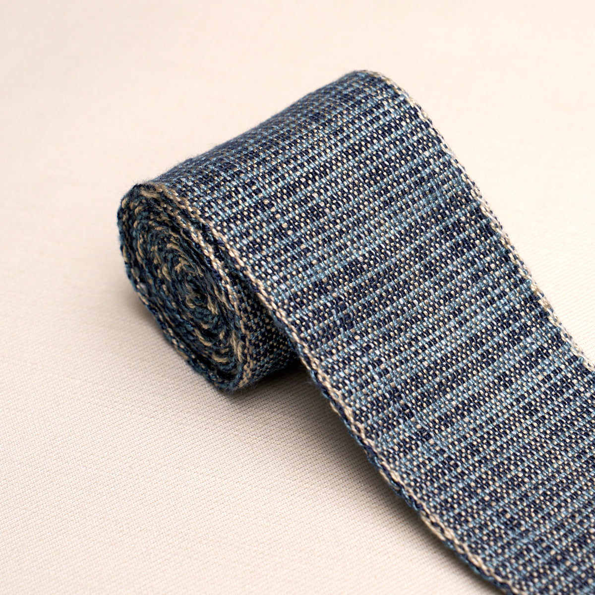 TWEED-TAPE-MEDIUM-INDIGO-SCHUMACHER-70738 - Schumacher Recortar