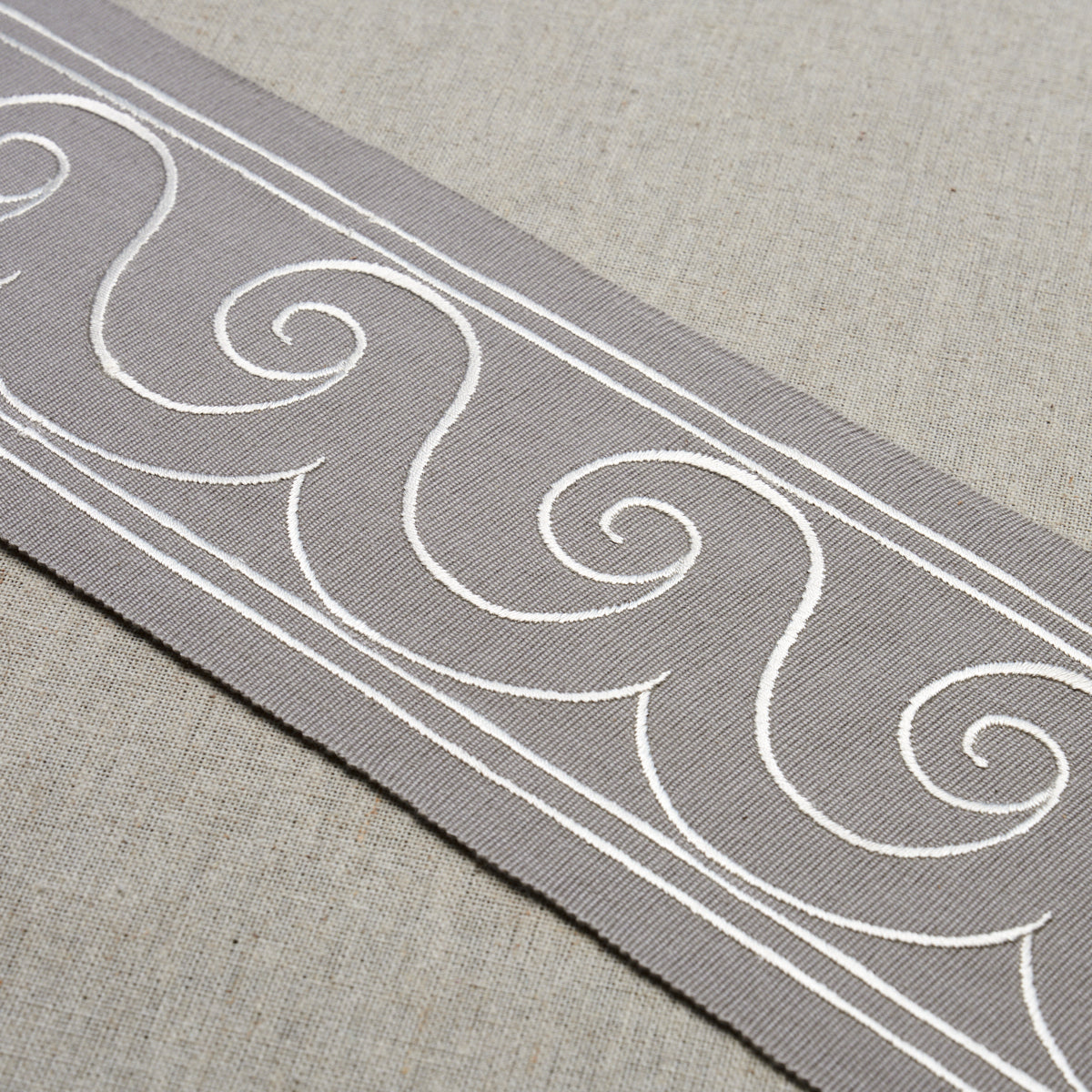 GREEK-WAVES-TRIM-WHITE-ON-GREY-SCHUMACHER-70754 - Schumacher Recortar