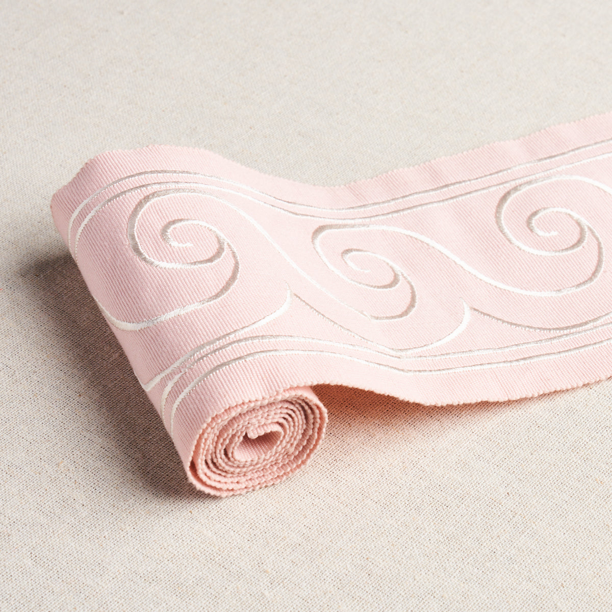 GREEK-WAVES-TRIM-WHITE-ON-BLUSH-SCHUMACHER-70755 - Schumacher Recortar