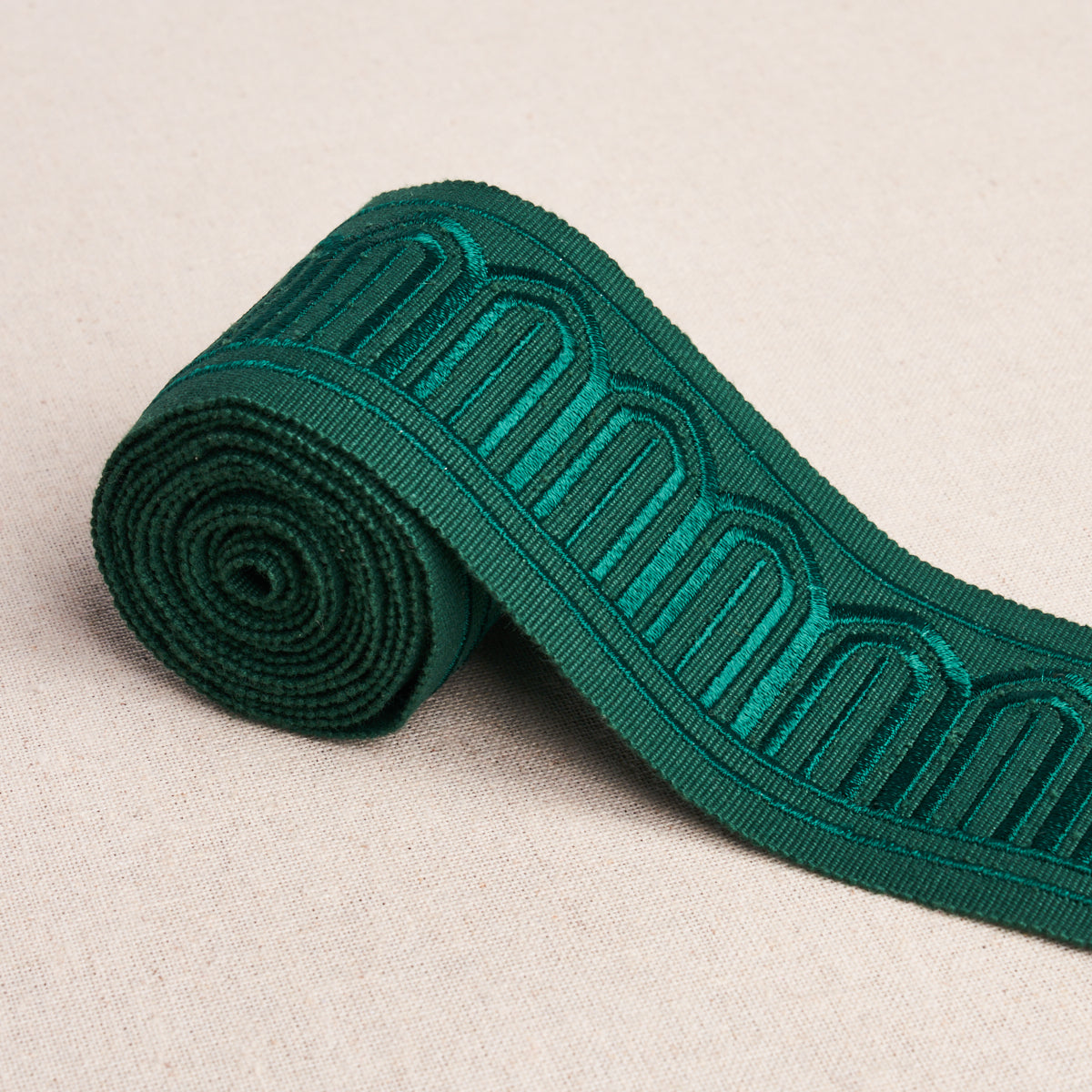 ARCHES-EMBROIDERED-TAPE-MEDIUM-EMERALD-SCHUMACHER-70768 - Schumacher Trim