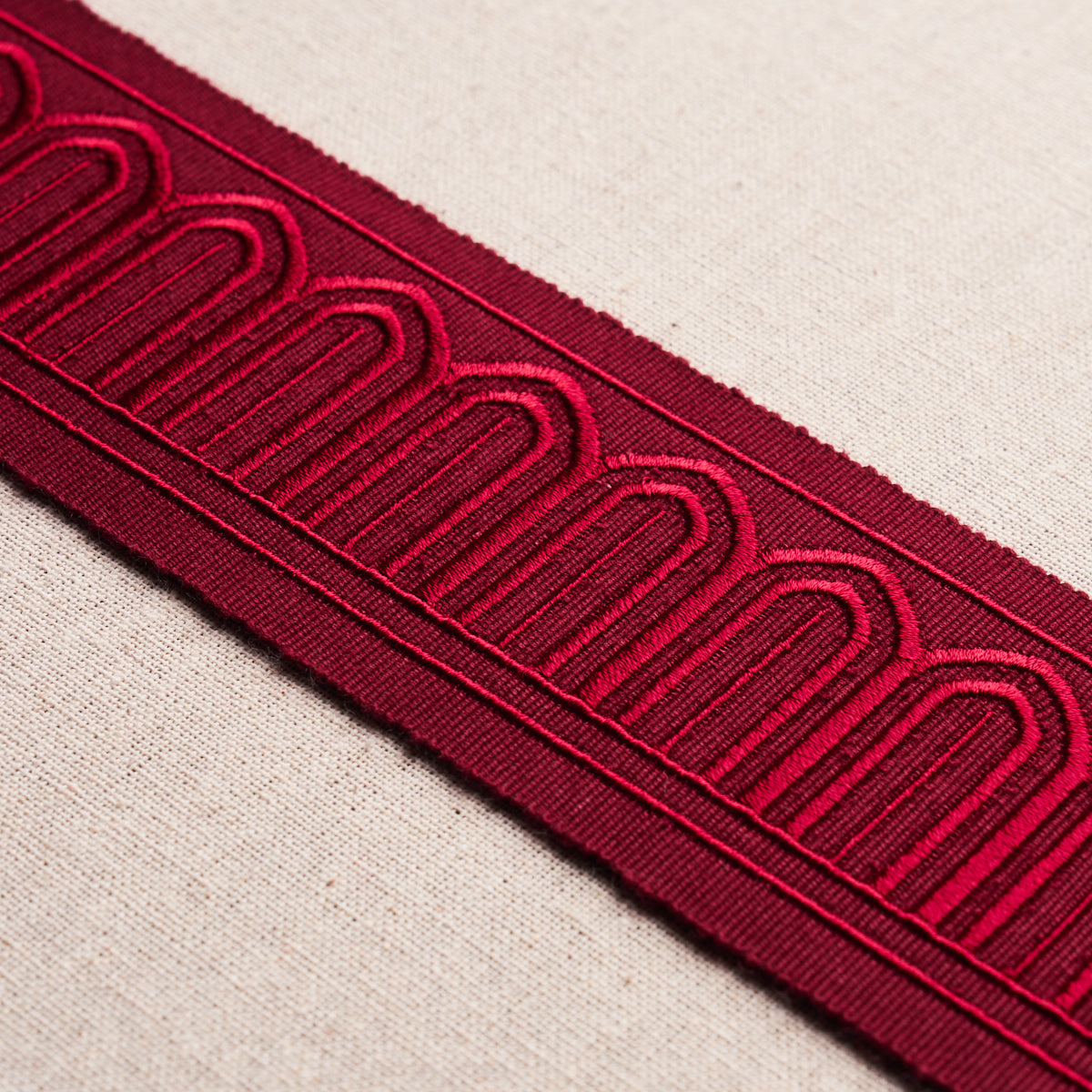 ARCHES-EMBROIDERED-TAPE-MEDIUM-RED-SCHUMACHER-70769 - Schumacher Recortar