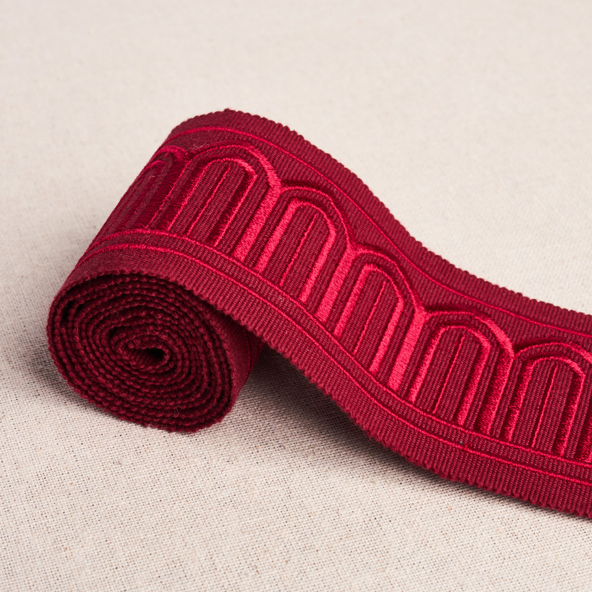 ARCHES-EMBROIDERED-TAPE-MEDIUM-RED-SCHUMACHER-70769 - Schumacher Recortar