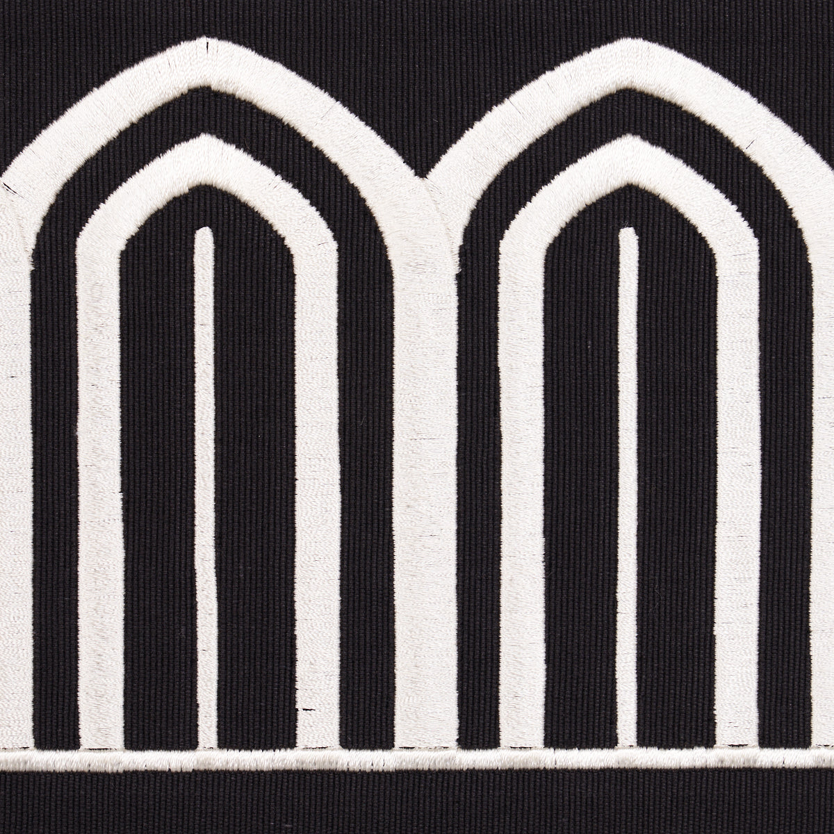 ARCHES-EMBROIDERED-TAPE-WIDE-WHITE-ON-BLACK-SCHUMACHER-70777 - Schumacher Recortar