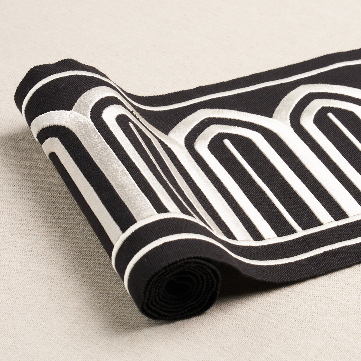 ARCHES-EMBROIDERED-TAPE-WIDE-WHITE-ON-BLACK-SCHUMACHER-70777 - Schumacher Recortar