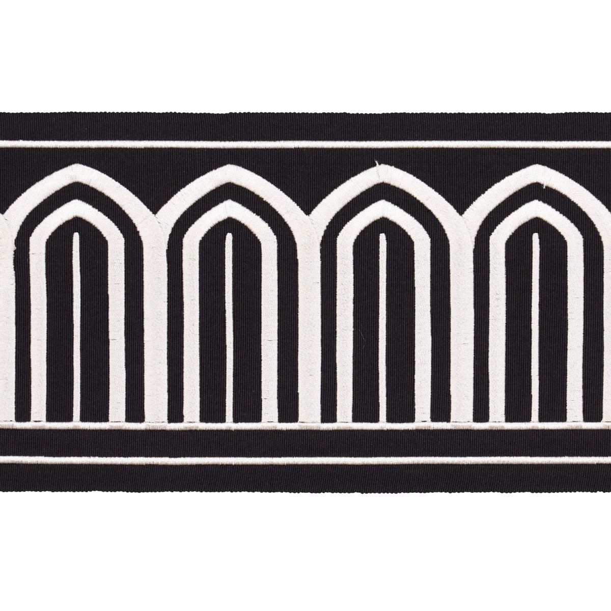 ARCHES-EMBROIDERED-TAPE-WIDE-WHITE-ON-BLACK-SCHUMACHER-70777 - Schumacher Recortar