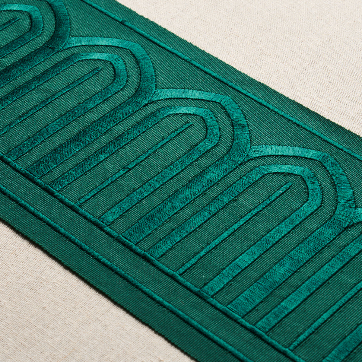 ARCHES-EMBROIDERED-TAPE-WIDE-EMERALD-SCHUMACHER-70779 - Schumacher Recortar