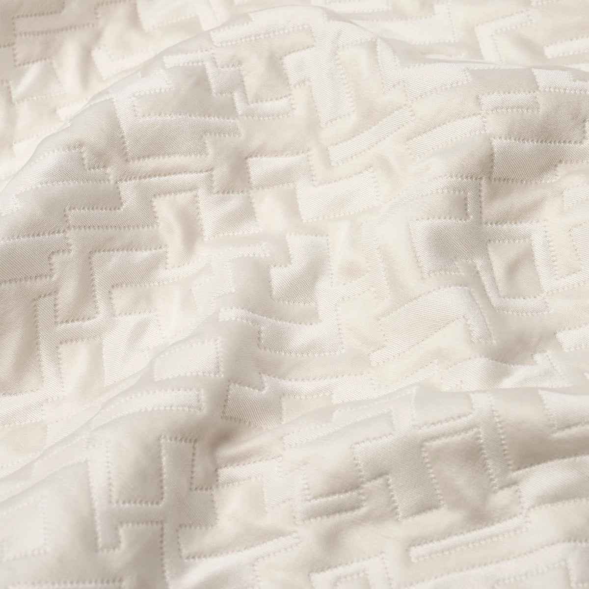 SALON-MATELASS-SATIN-PEARL-SCHUMACHER-71192