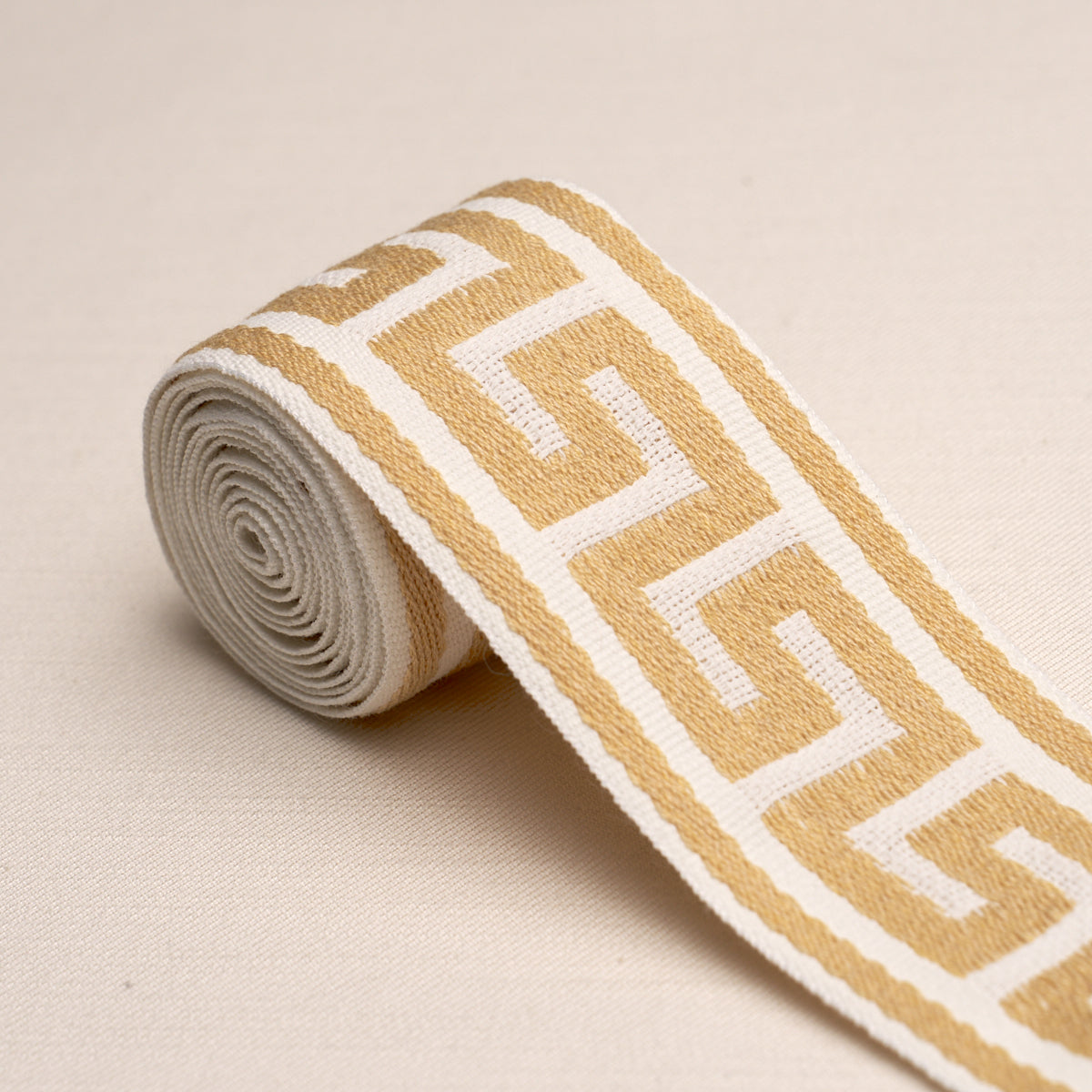 GANTON-TAPE-INDOOR-OUTDOOR-YELLOW-SCHUMACHER-72398 - Schumacher Recortar