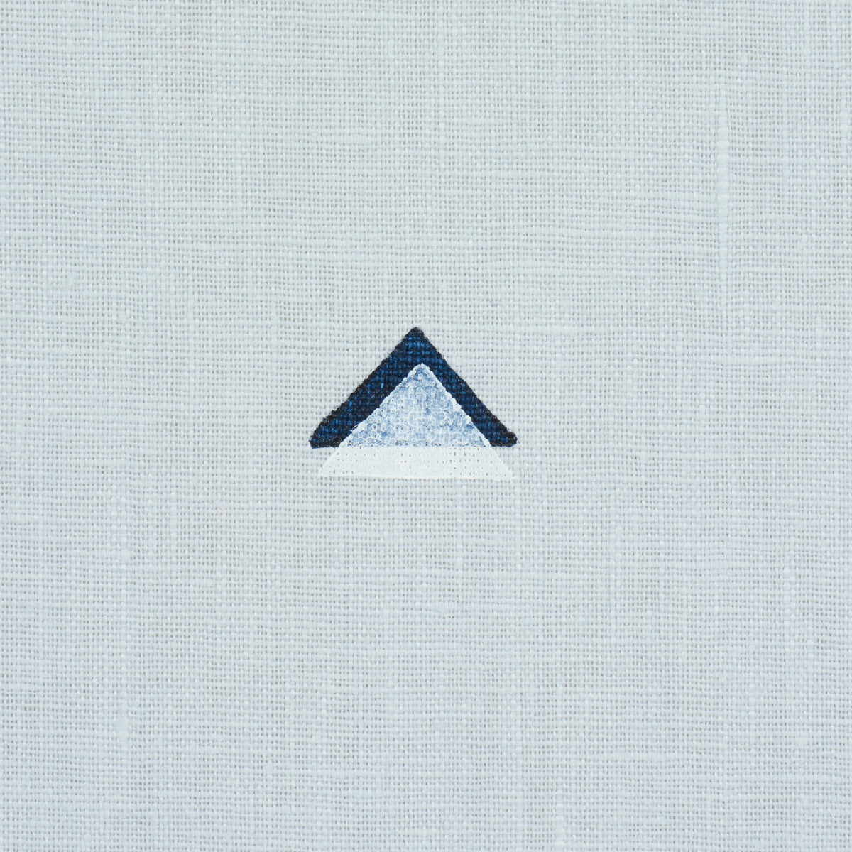 OVERLAPPING-TRIANGLES-HAND-PRINT-NAVY-AND-WHITE-ON-SKY-SCHUMACHER-74022 - Schumacher Tela