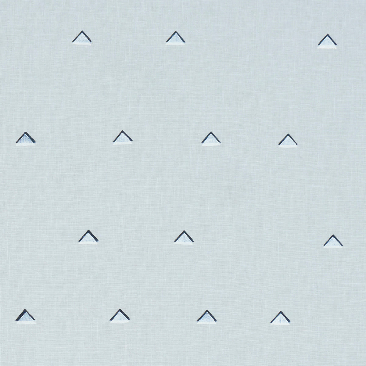 OVERLAPPING-TRIANGLES-HAND-PRINT-NAVY-AND-WHITE-ON-SKY-SCHUMACHER-74022 - Schumacher Tela