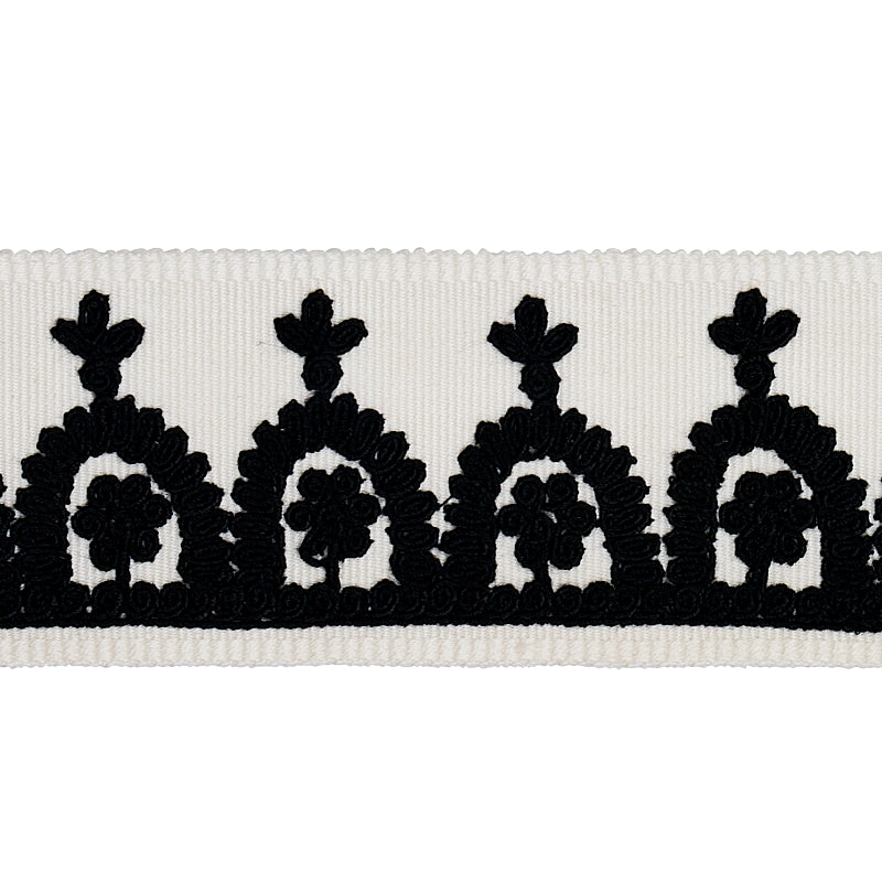 NOELIA-EMBROIDERED-TAPE-BLACK-ON-IVORY-SCHUMACHER-74155 - Schumacher Recortar