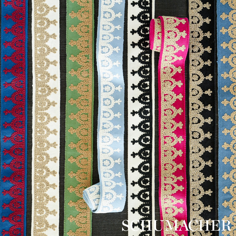 NOELIA-EMBROIDERED-TAPE-RED-ON-BLUE-SCHUMACHER-74156 - Schumacher Recortar