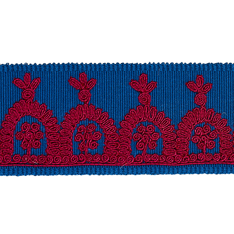 NOELIA-EMBROIDERED-TAPE-RED-ON-BLUE-SCHUMACHER-74156 - Schumacher Recortar