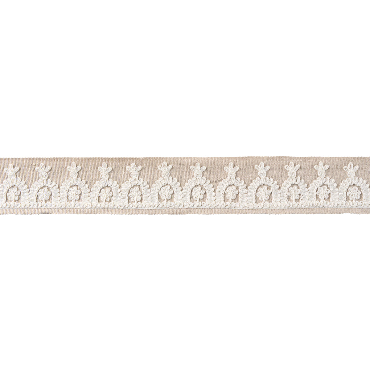NOELIA-EMBROIDERED-TAPE-NATURAL-SCHUMACHER-74159 - Schumacher Recortar