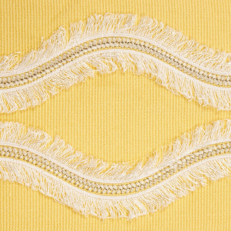 OGEE-EMBROIDERED-TAPE-YELLOW-SCHUMACHER-74333 - Schumacher Recortar