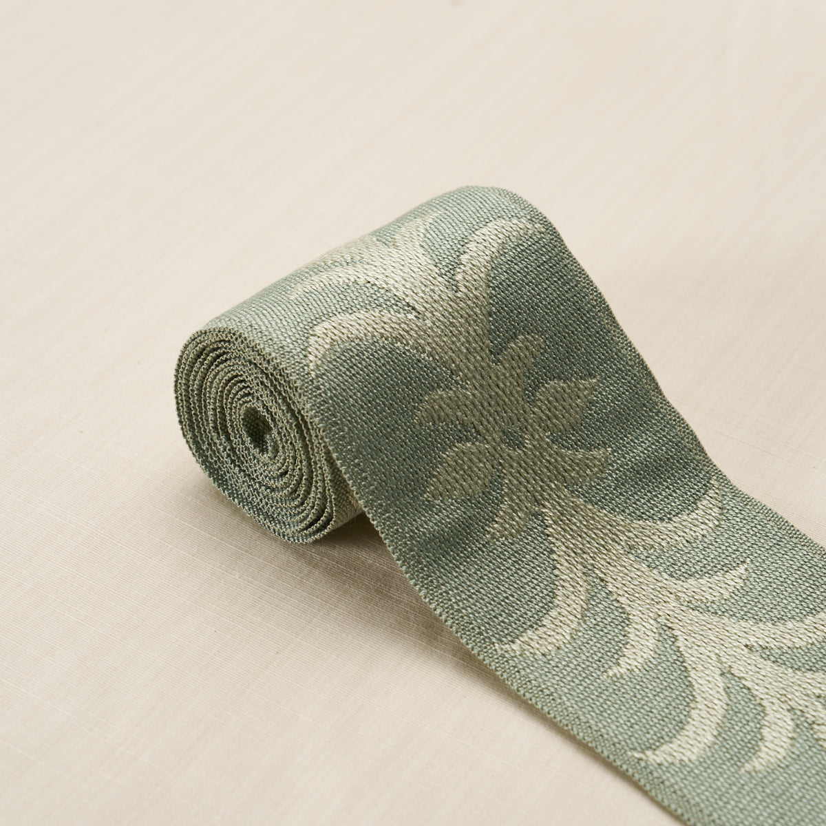ACANTHUS-TAPE-SAGE-SCHUMACHER-75448 - Schumacher Recortar