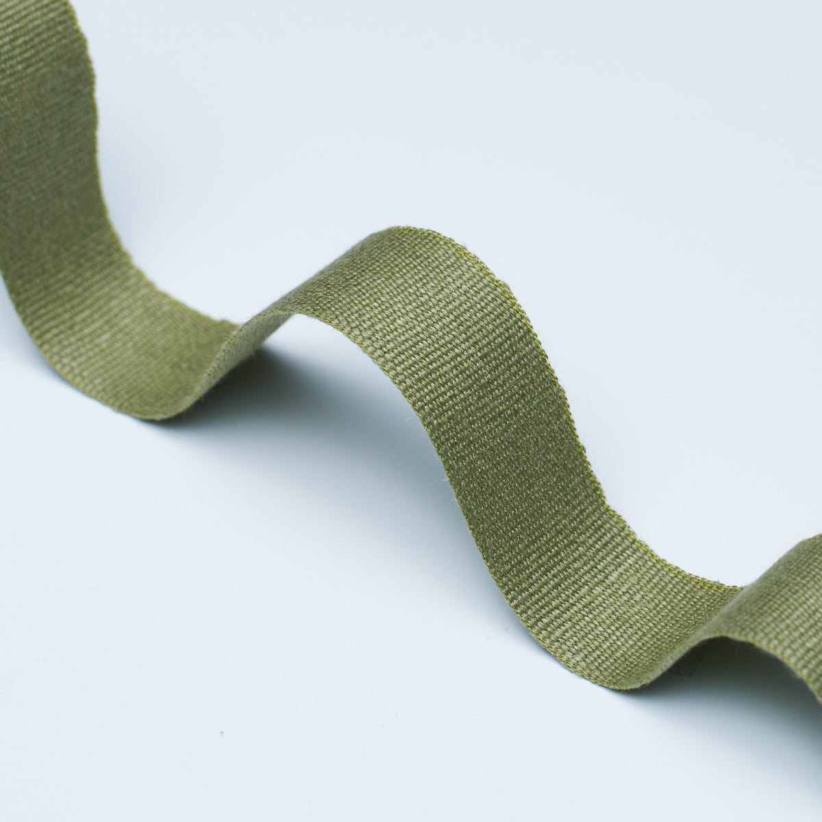 MATHIAS-LINEN-TAPE-MEDIUM-OLIVE-SCHUMACHER-76867 - Schumacher Recortar