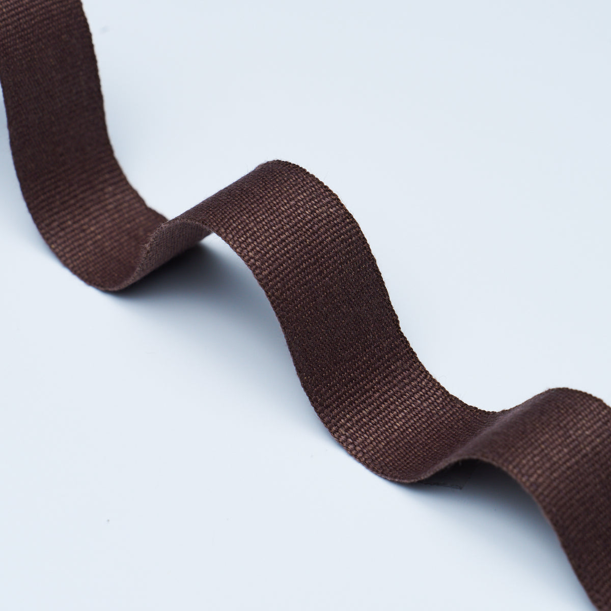 MATHIAS-LINEN-TAPE-MEDIUM-BROWN-SCHUMACHER-76869 - Schumacher Recortar