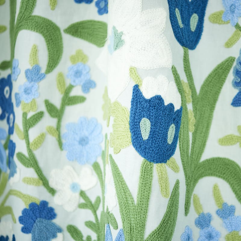 CREWEL-GARDEN-SKY-SCHUMACHER-78290 - Schumacher Fabric