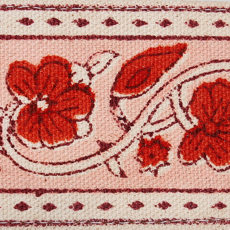 MILA-HAND-BLOCK-PRINT-TAPE-RED-SCHUMACHER-78590 - Schumacher Recortar