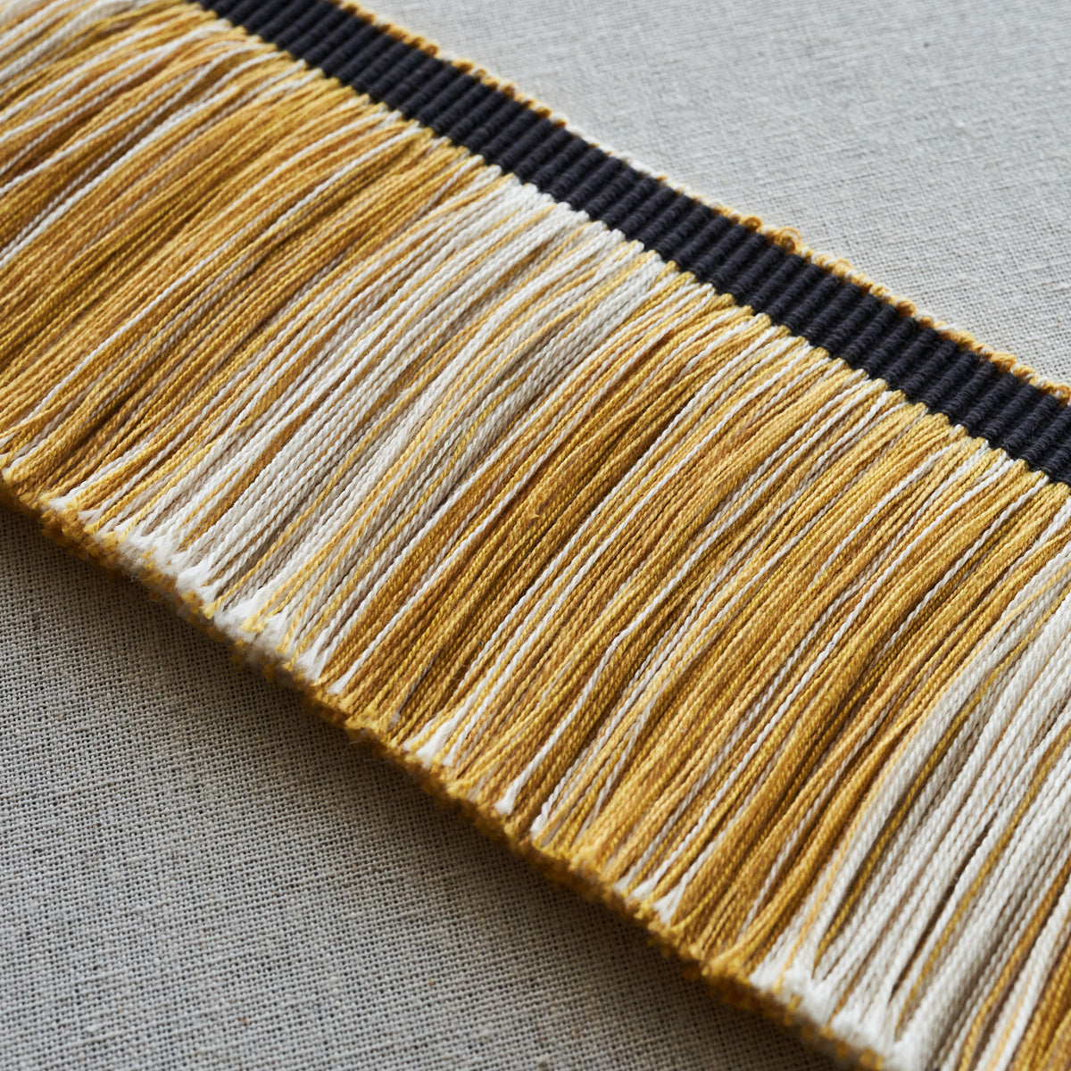 CALCADA-FRINGE-MAIZE-SCHUMACHER-78985 - Schumacher Recortar