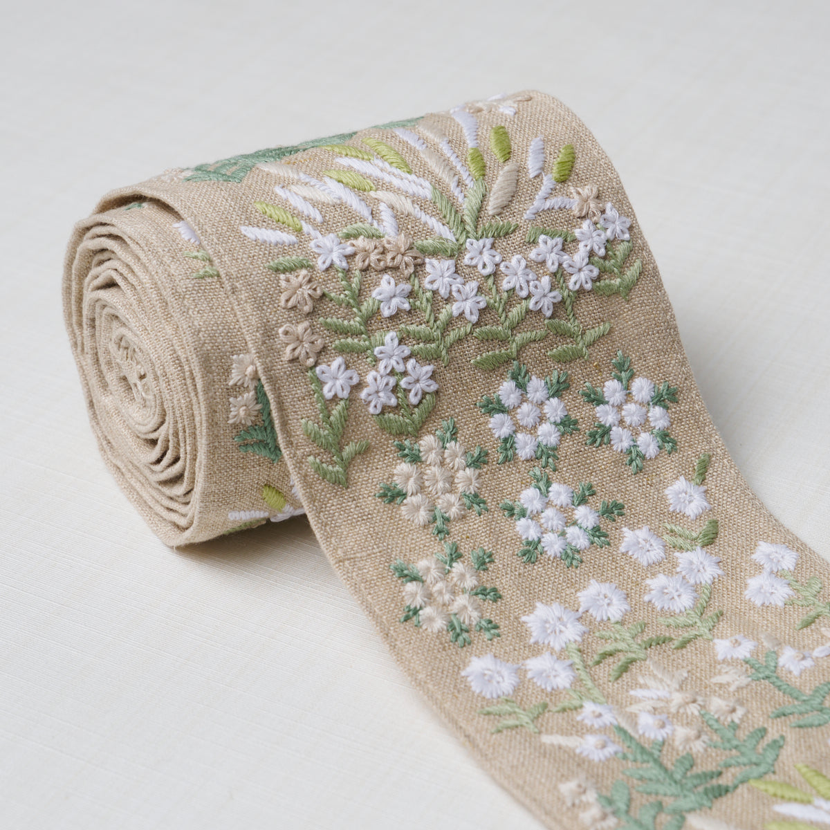 LULA-EMBROIDERED-TAPE-GREEN-SCHUMACHER-79314 - Schumacher Recortar