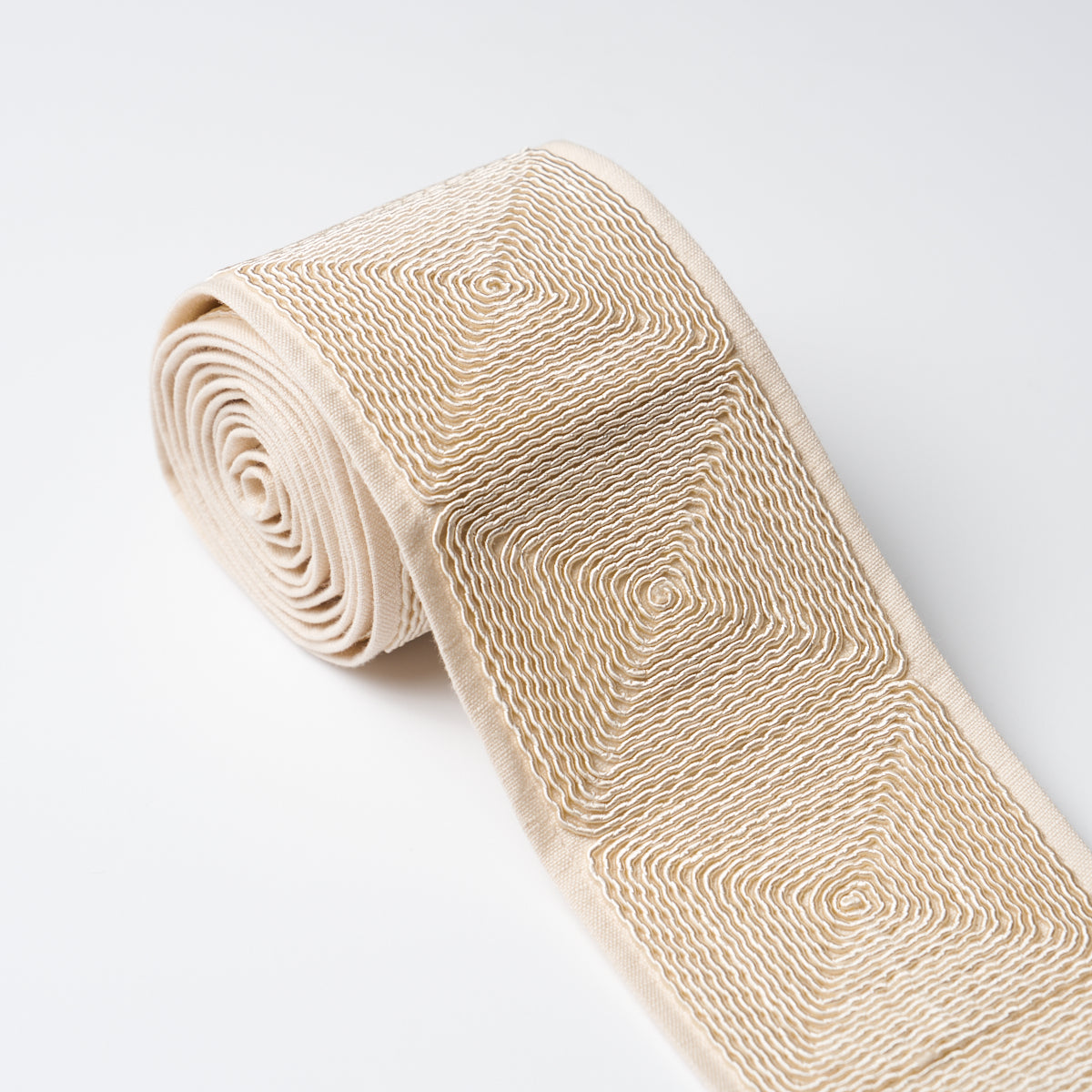 NAUTILINA-EMBROIDERED-TAPE-IVORY-SCHUMACHER-79891 - Schumacher Recortar