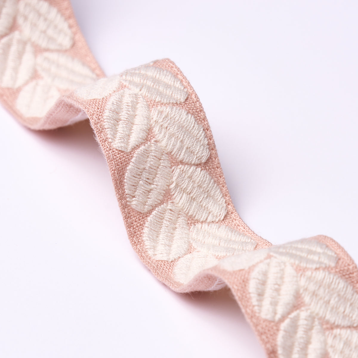 BERKELEY-TAPE-NARROW-BLUSH-SCHUMACHER-79916 - Schumacher Recortar