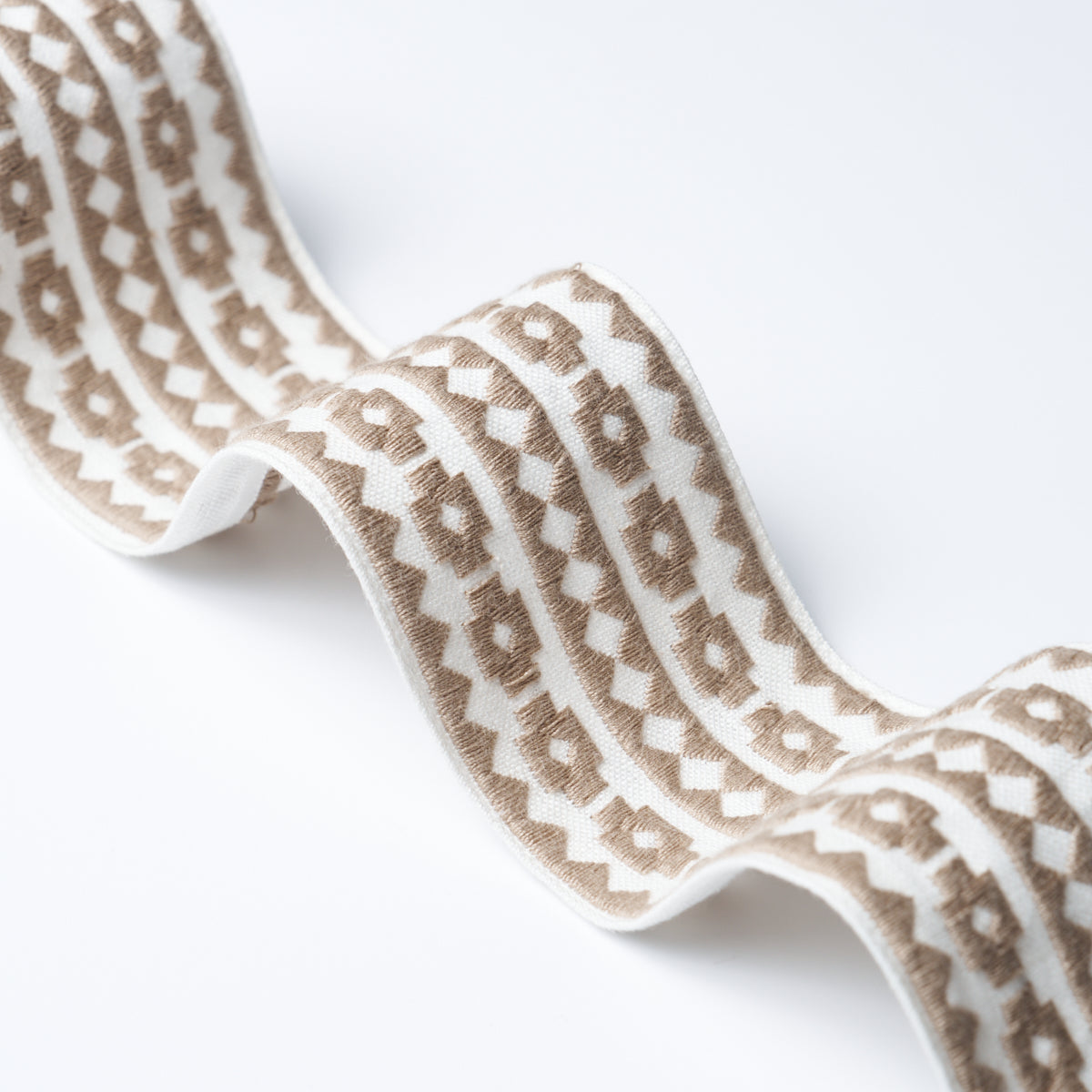 TALITHA-TAPE-BIRCH-SCHUMACHER-79922 - Schumacher Recortar