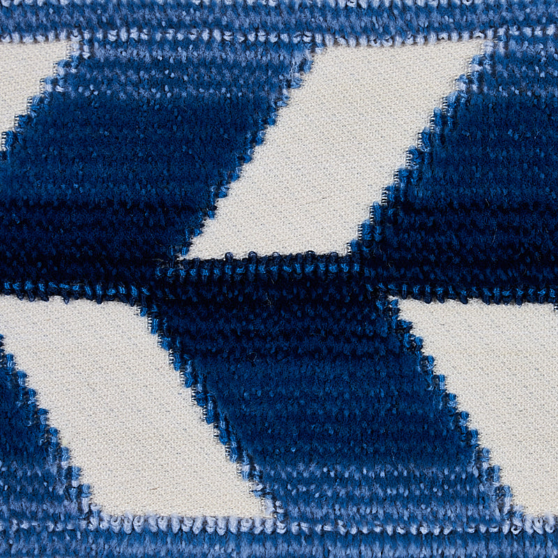CHEVRON-STRIE-VELVET-TAPE-LAPIS-SCHUMACHER-80180 - Schumacher Recortar
