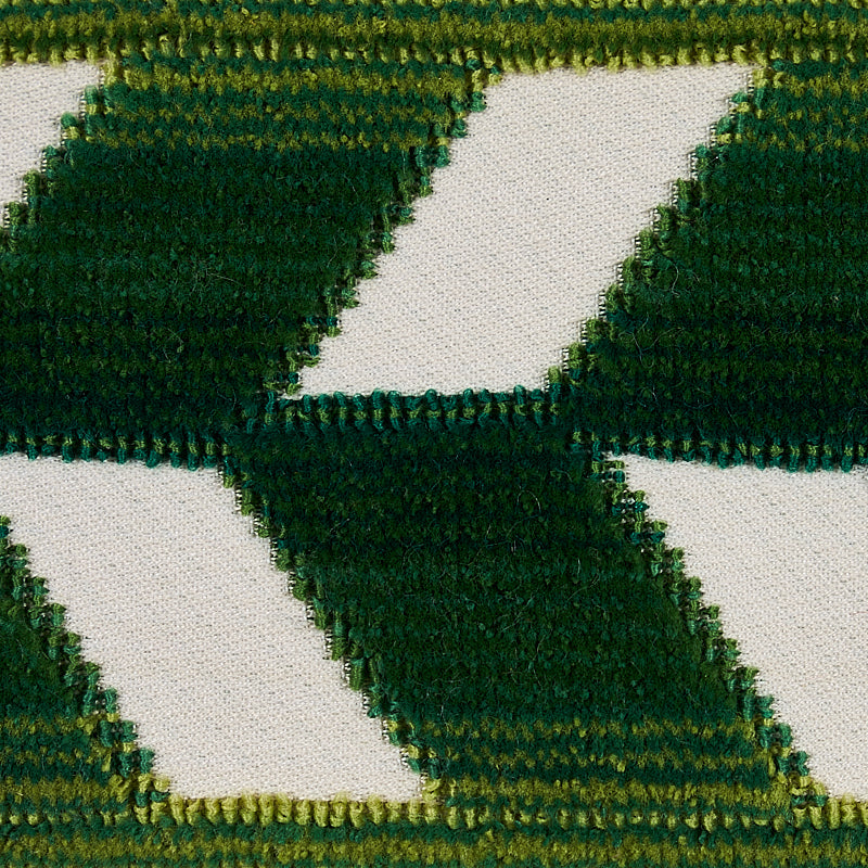 CHEVRON-STRIE-VELVET-TAPE-EMERALD-SCHUMACHER-80182 - Schumacher Recortar