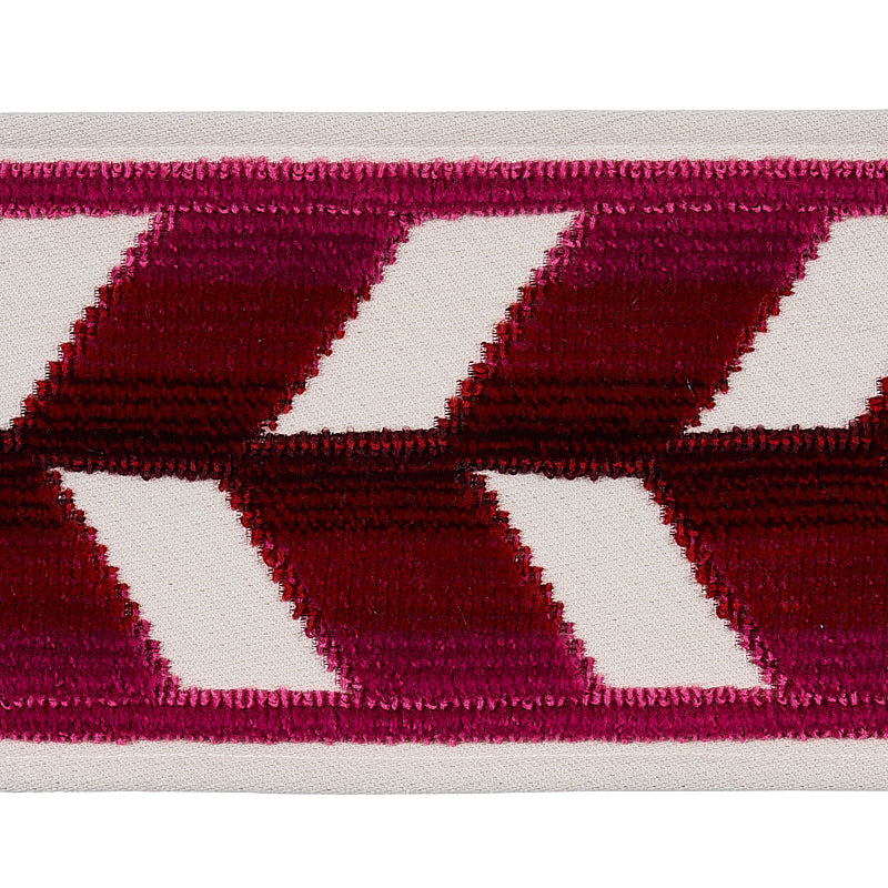 CHEVRON-STRIE-VELVET-TAPE-GARNET-SCHUMACHER-80183 - Schumacher Recortar