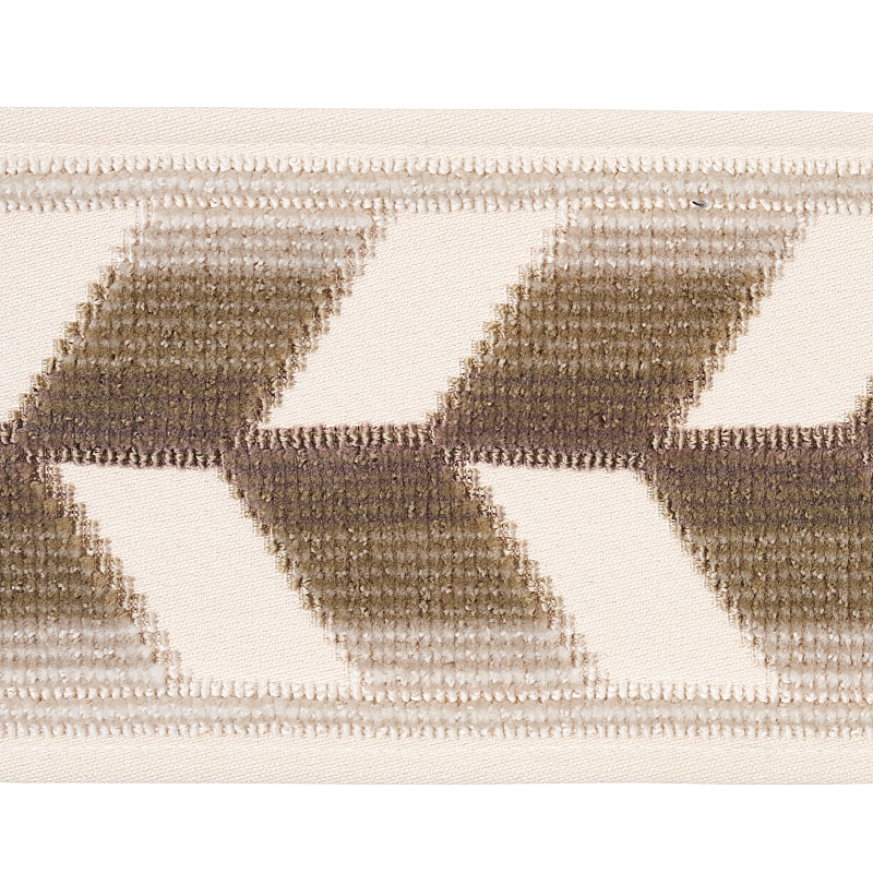 CHEVRON-STRIE-VELVET-TAPE-STONE-SCHUMACHER-80184 - Schumacher Recortar