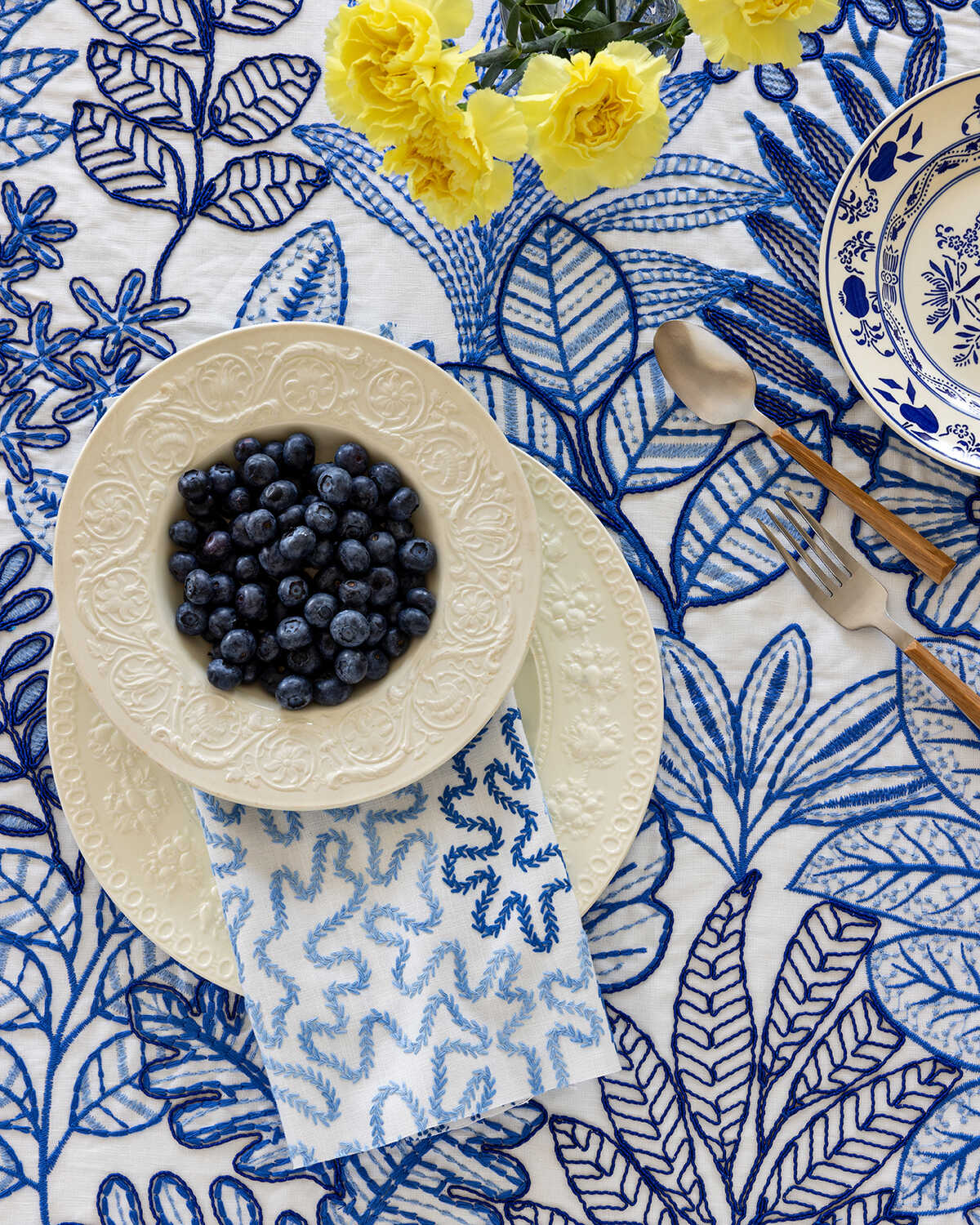 Bramble Emb - Blue - BRUNSCHWIG & FILS Tela