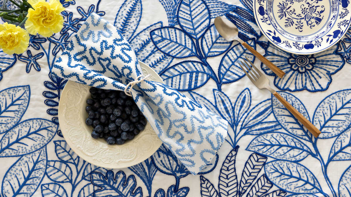 Bramble Emb - Blue - BRUNSCHWIG & FILS Tela