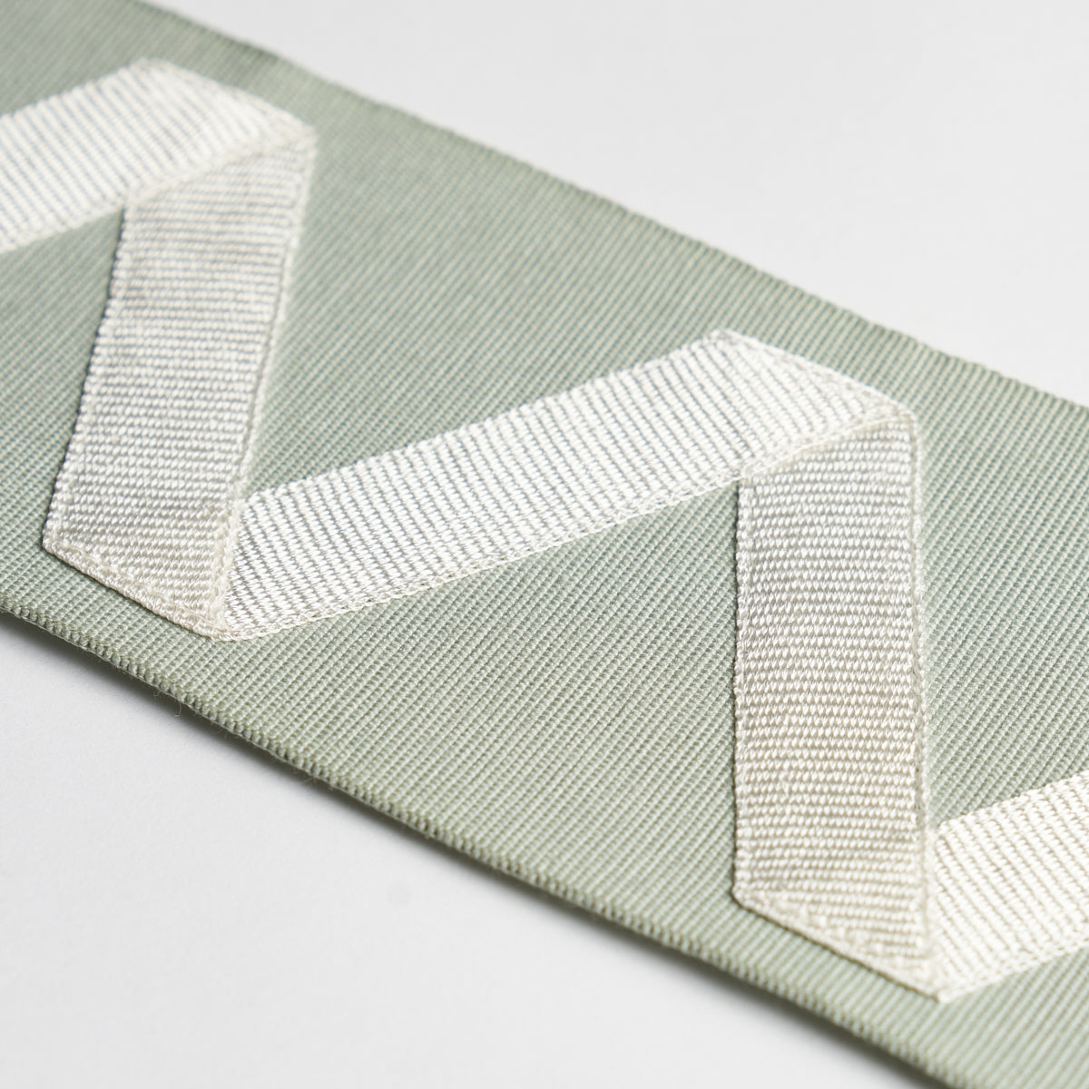 LEGERE-APPLIQU-TAPE-IVORY-ON-SEAGLASS-SCHUMACHER-80872 - Schumacher Trim