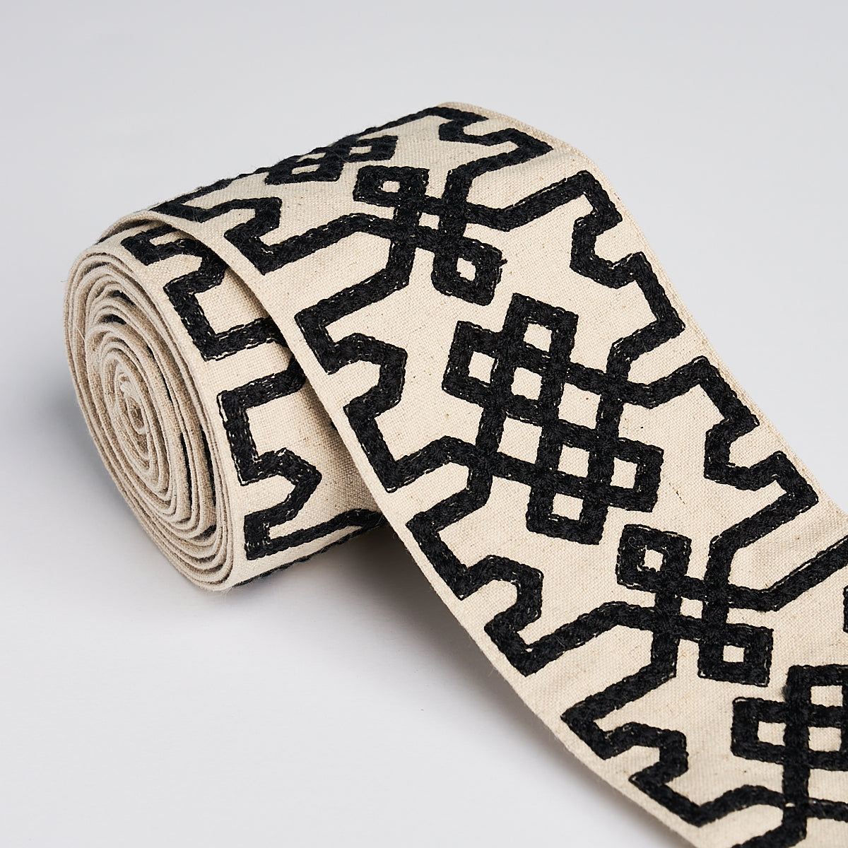 KNOTTED-TRELLIS-TAPE-BLACK-ON-UNBLEACHED-SCHUMACHER-80880 - Schumacher Trim
