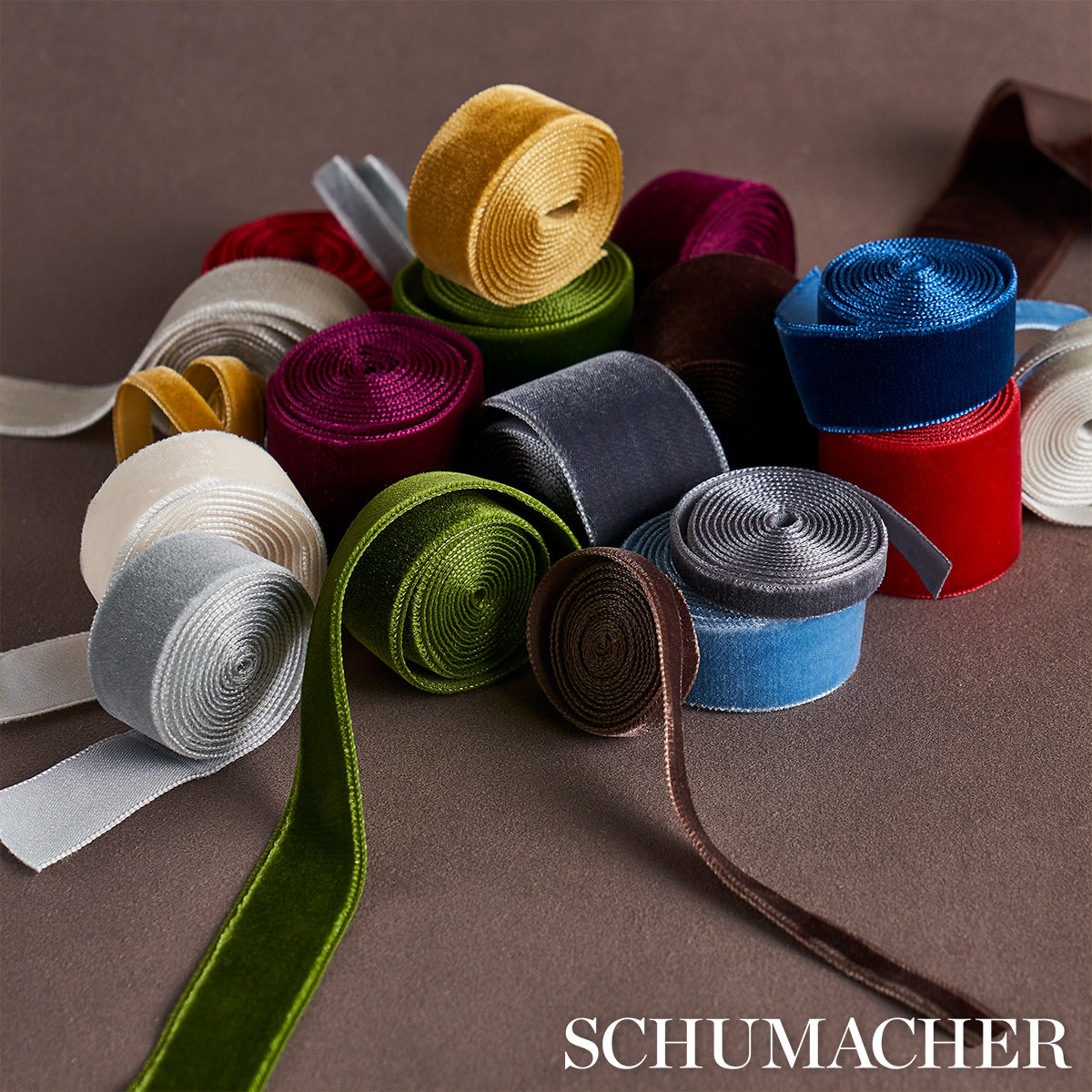 VELVET-TAPE-WIDE-AUBERGINE-SCHUMACHER-80968 - Schumacher Recortar
