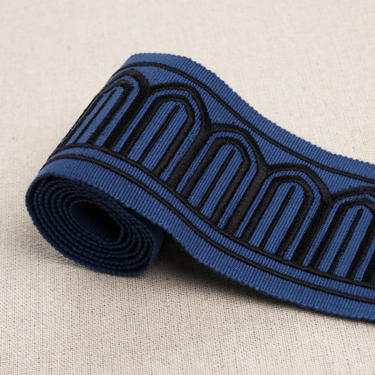 ARCHES-EMBROIDERED-TAPE-MEDIUM-BLACK-ON-NAVY-SCHUMACHER-81150 - Schumacher Trim