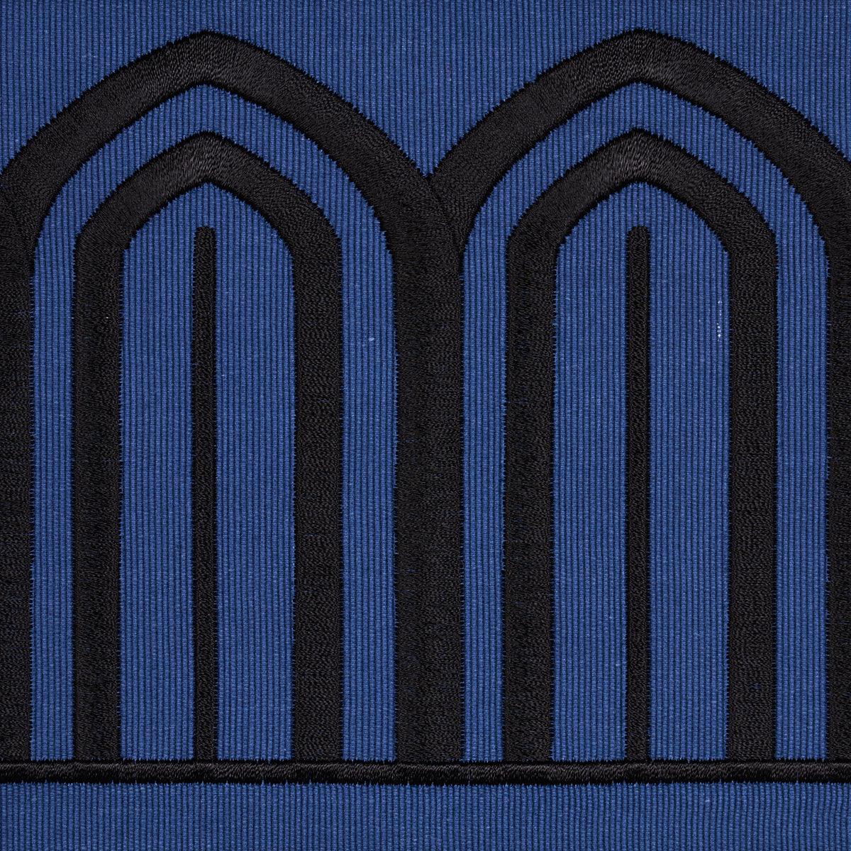 ARCHES-EMBROIDERED-TAPE-WIDE-BLACK-ON-NAVY-SCHUMACHER-81160 - Schumacher Recortar