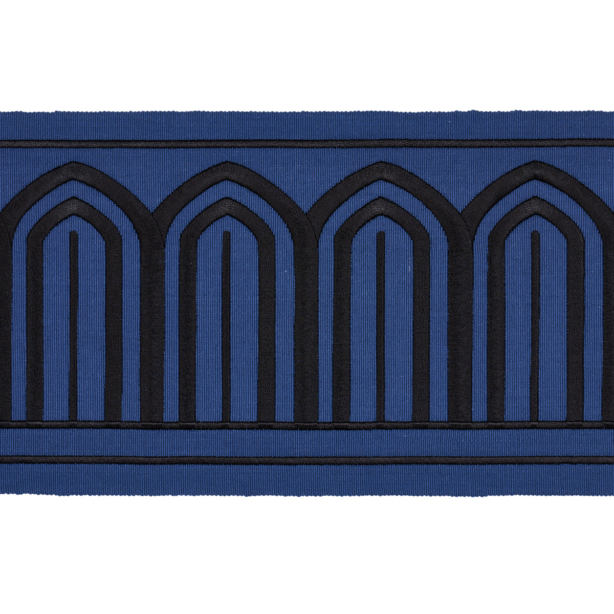 ARCHES-EMBROIDERED-TAPE-WIDE-BLACK-ON-NAVY-SCHUMACHER-81160 - Schumacher Recortar