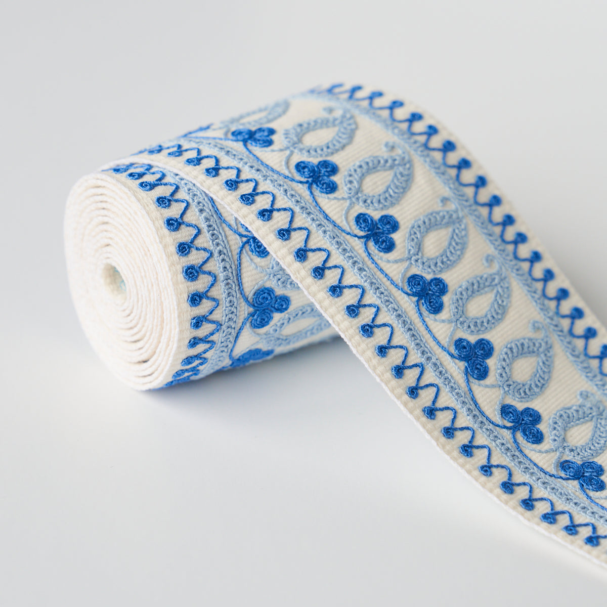 PAISLEY-EMBROIDERED-TAPE-BLUES-SCHUMACHER-81230 - Schumacher Trim