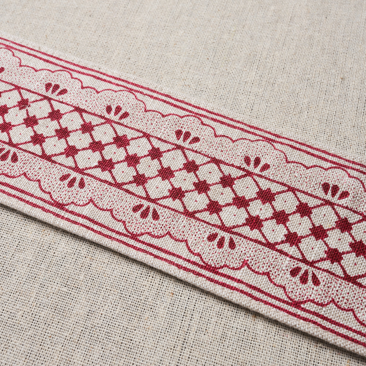 DAVISON-SCALLOPED-TAPE-CRIMSON-SCHUMACHER-81651 - Schumacher Trim